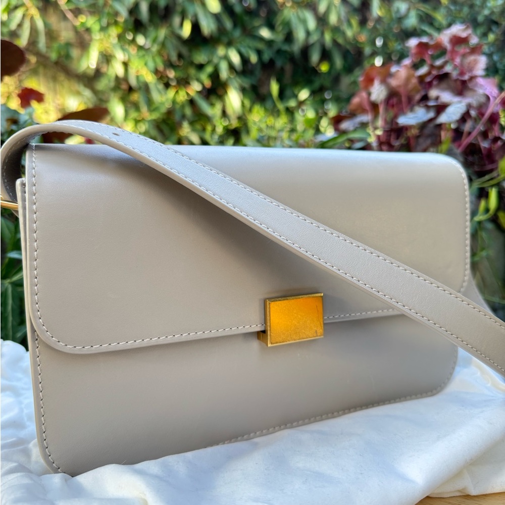 The Curated classic shoulder bag in taupe